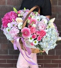 Композиция солнечный день в Стрижах Цветочная композиция из Розы, Хризантемы, Пионы и Лизиантусы в корзине в Стрижах