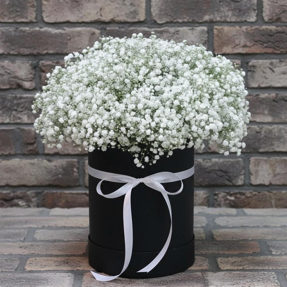 Цветочная композиция из Гипсофила в шляпной коробке в Стрижах