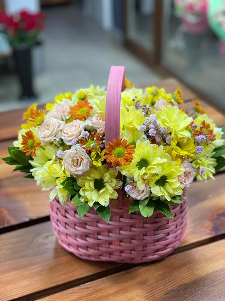 Цветочная композиция из Хризантемы и Розы в корзине в Стрижах
