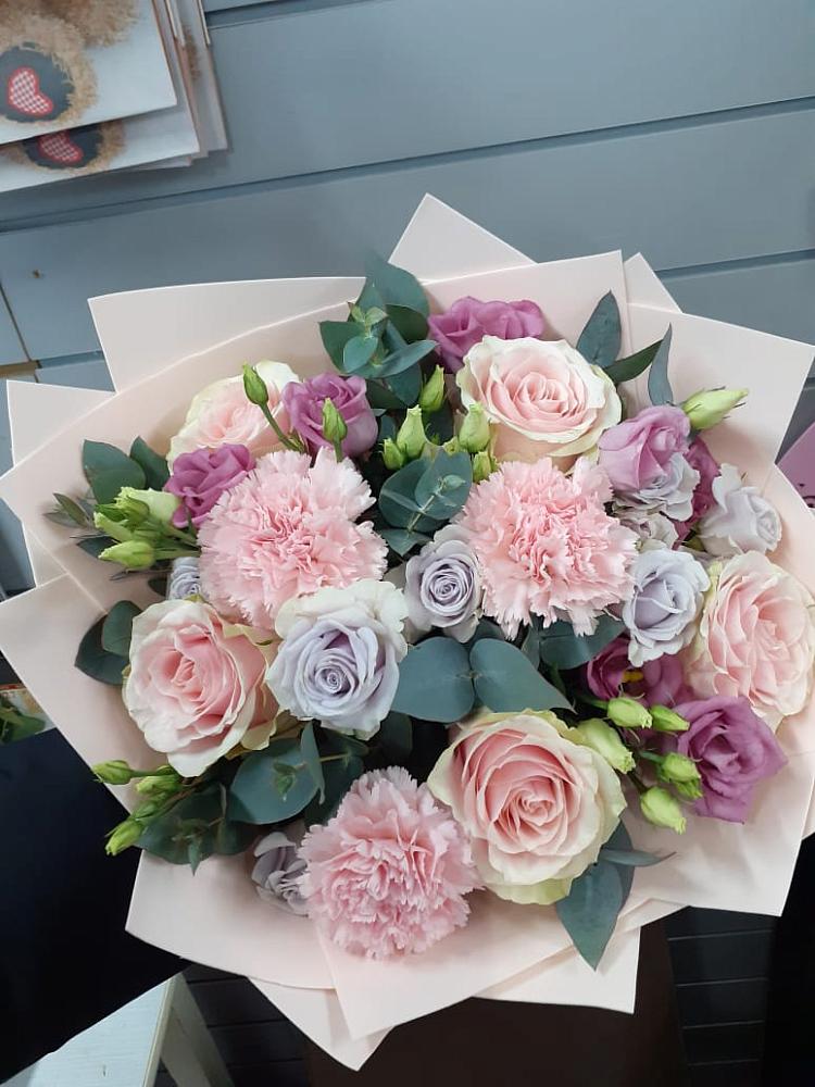 Букет цветов из: Розы, Гвоздики и Лизиантусы в Стрижах