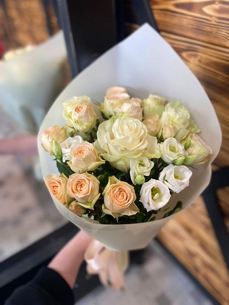 Букет цветов из: Розы и Лизиантусы в Стрижах